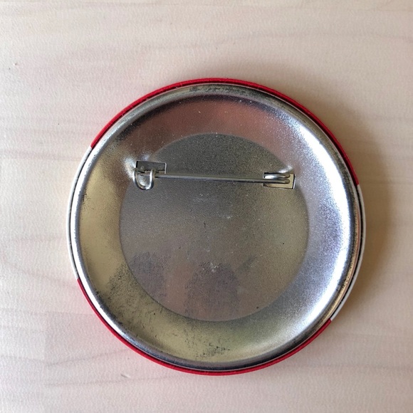 Vintage Kiss Me I’m Unemployed Pin Button Badge - Picture 3 of 3